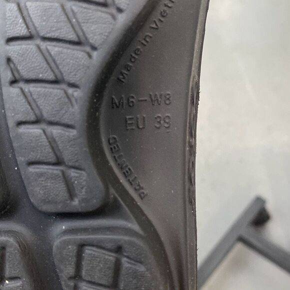 Oofos sandals, women’s size 8 - Picture 7 of 7